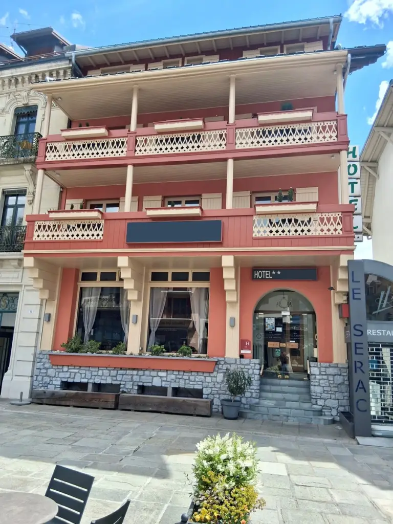 facade d'un hotel 2 étoiles situé dans le village Saint Gervais les bains Mont Blanc (74)